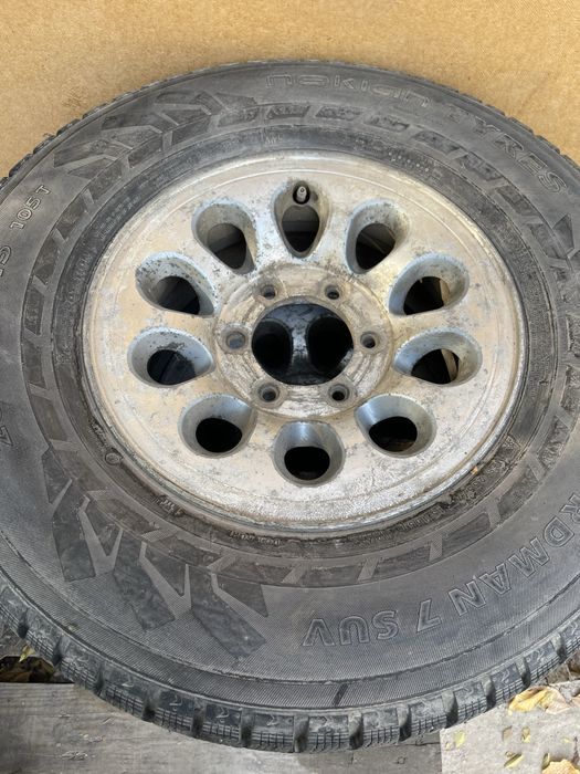 Зимние шипованные шины 235/75 R15 NOKIAN TYRES