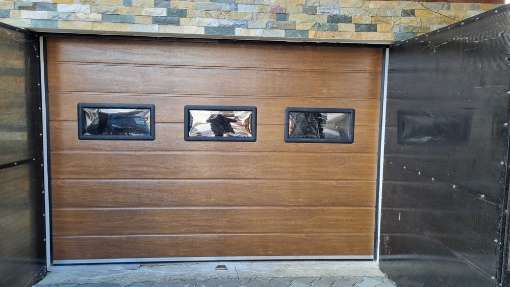 Uși DE Garaj cu hublouri