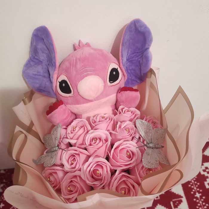 Buchete cu trandafiri de săpun parfumați și Stitch preț de la 150 lei