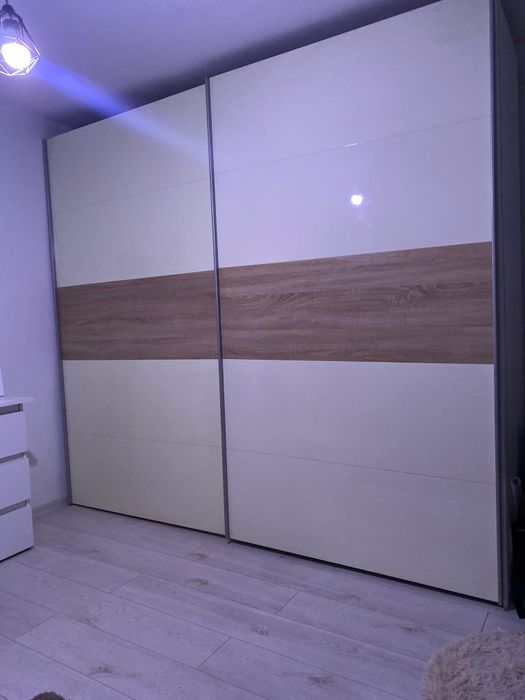 Vând dulap cu uși glisante