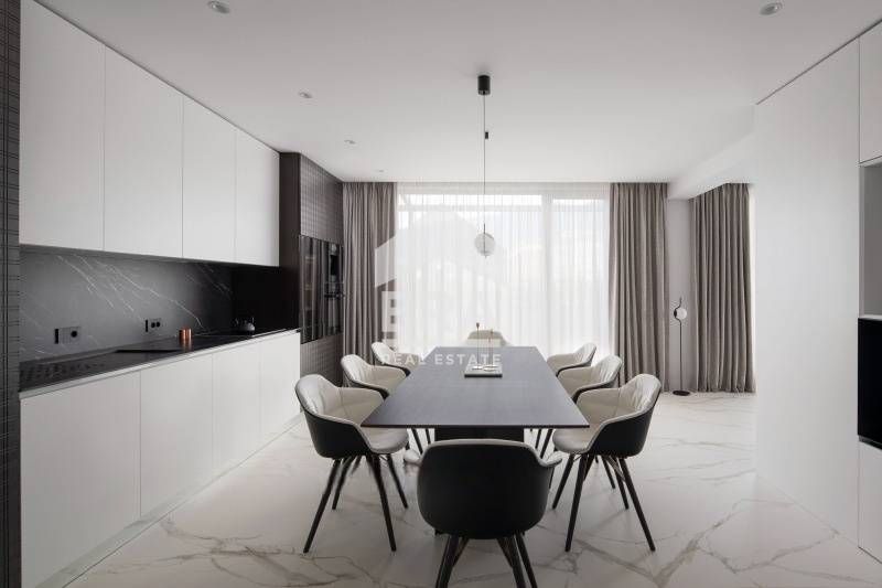 Дизайнерски пентхаус с просторна тераса и гледка към планина Витоша