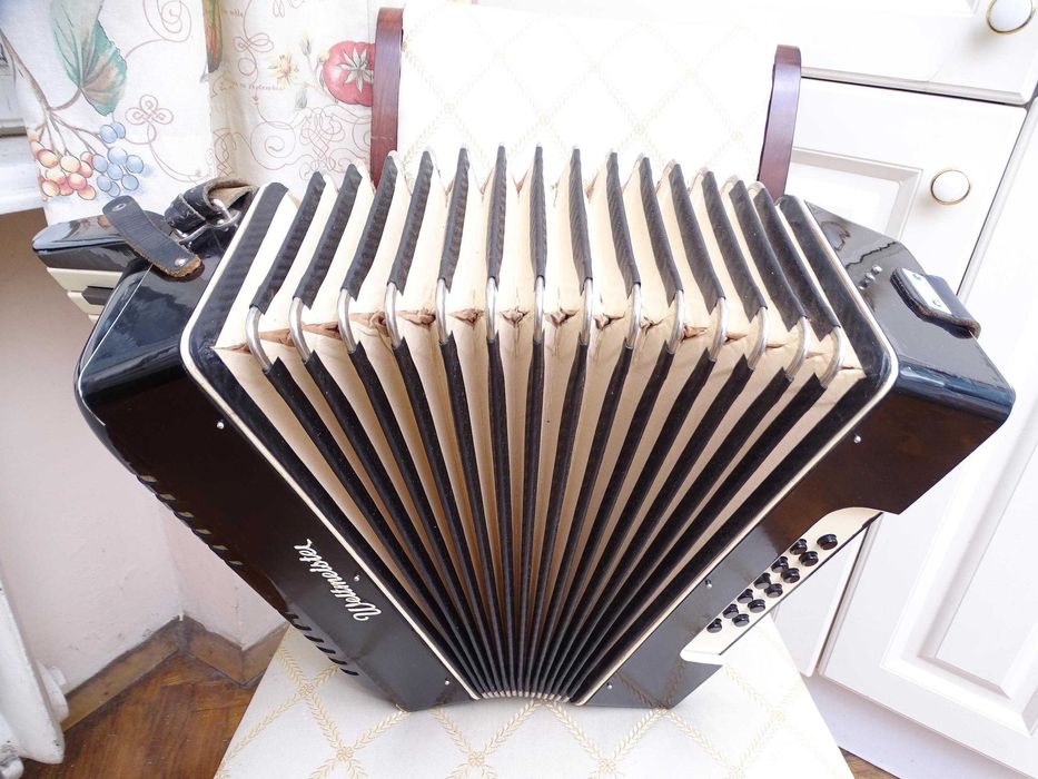 Много запазен стар акордеон Велтмайстер 12 баса