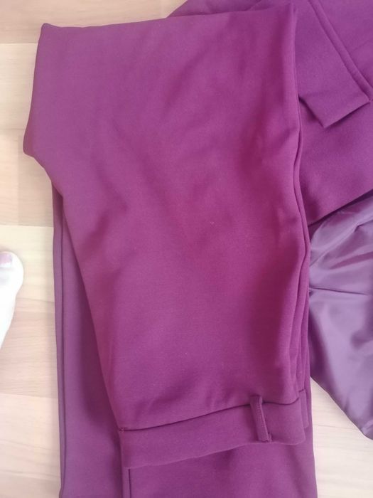 Нов дамски костюм, М размер цвят бордо.