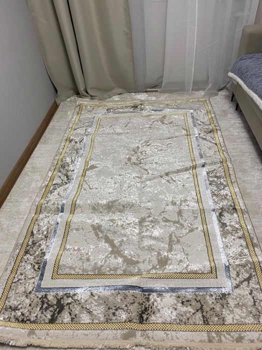Ковер в современном стиле с мраморным узором и декоративной рамкой