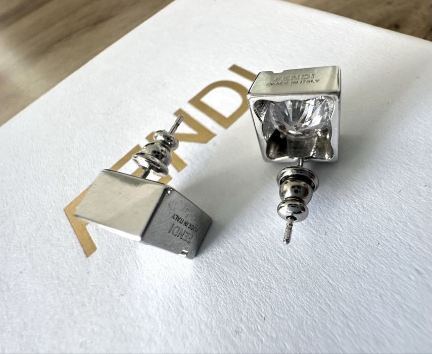 Дамски обеци сребристи с камък