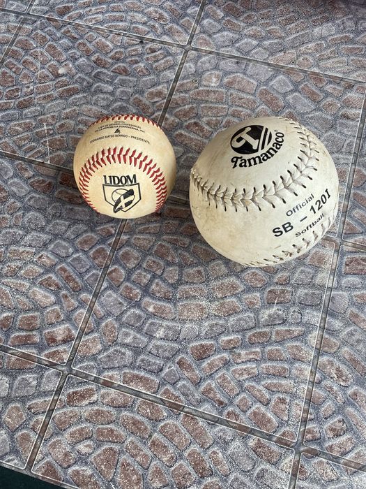 Minge de fotbal Kappa ; Mingi și mănuși de baseball