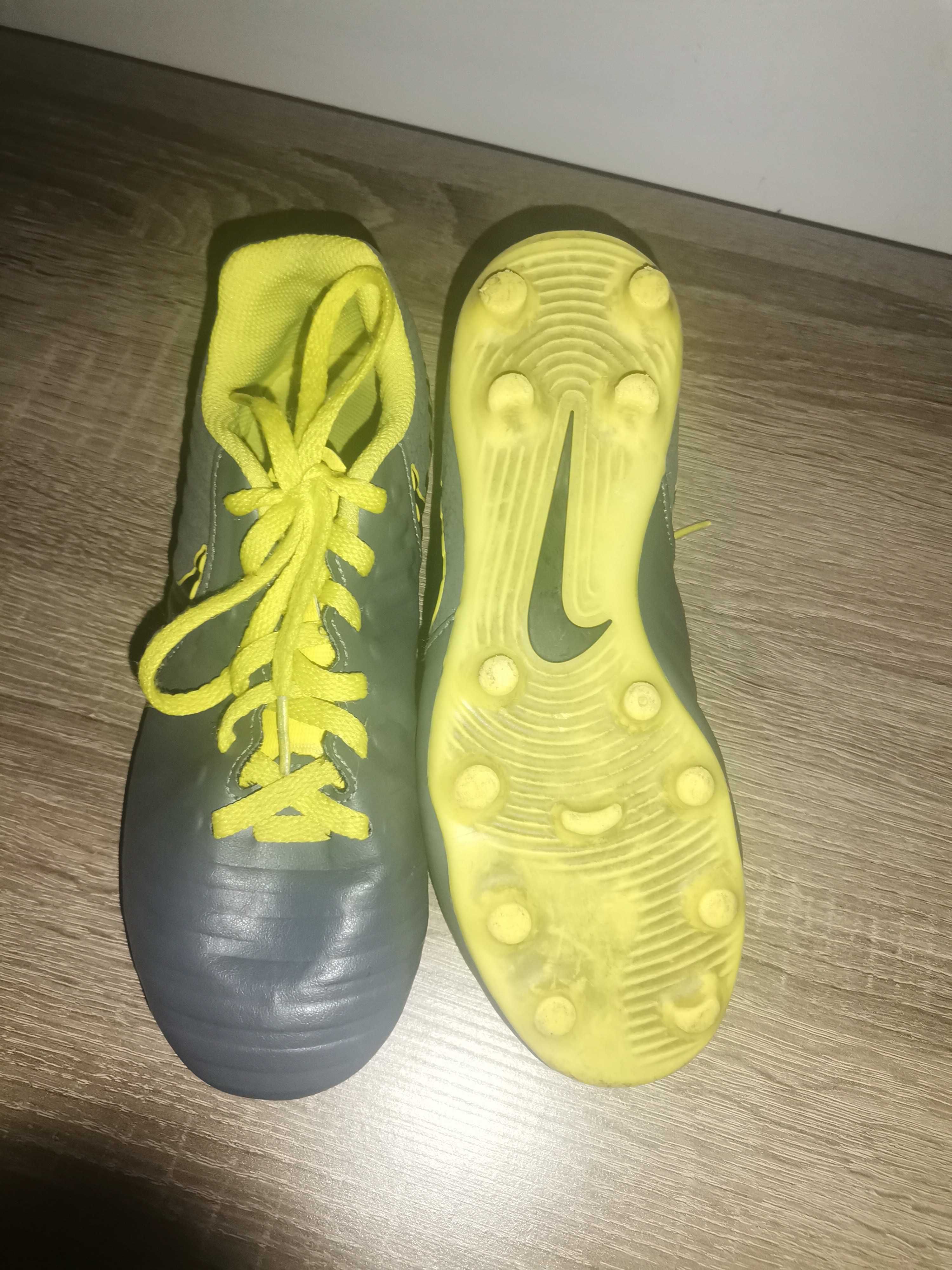 Ghete de fotbal Nike mărimea 35