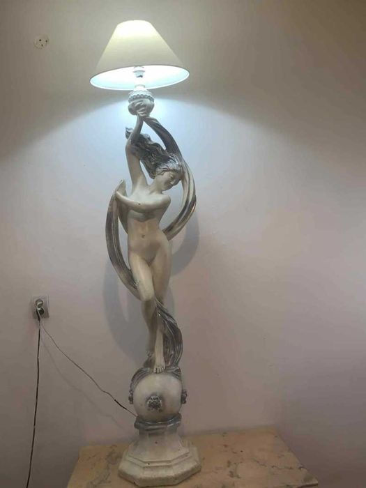 Veioza de podea statuie