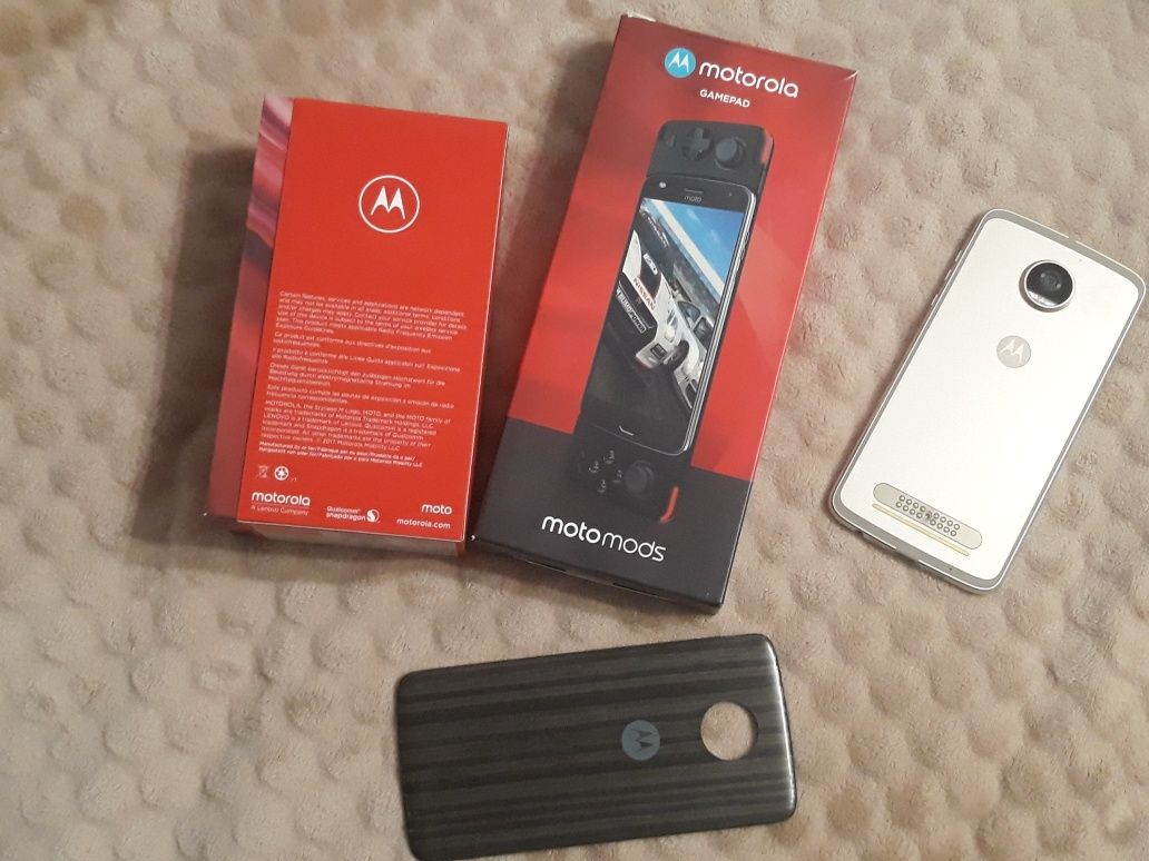 Геймърски Motorola Z2 Play  и  Геймпад,допълнително гръбче и подарък