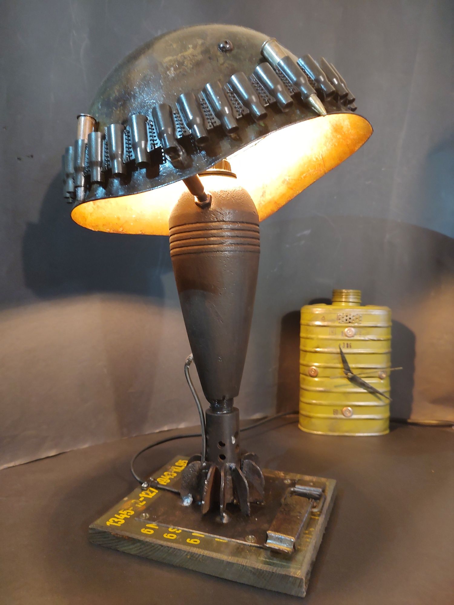 Нощна лампа от деактивиран снаряд и каска
