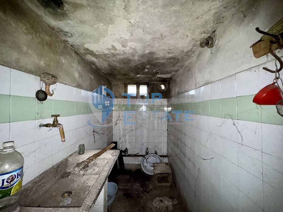 Двуетажна тухлена къща с кладенец в с. Михалци, област Велико Търново.