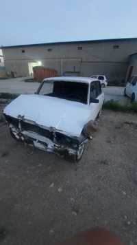 Vaz 2107. urilgan holatda.