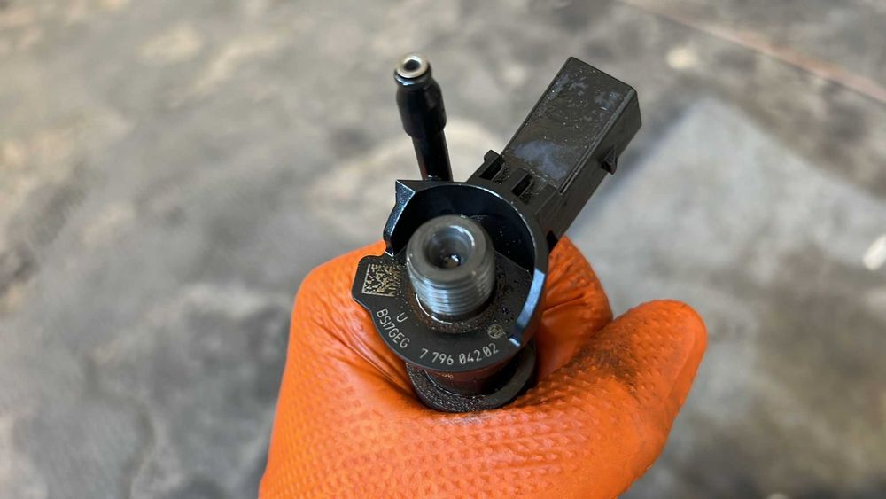 Injector BMW E90 E91 E60 E61 E63 cod 7796042 motor M57N2 M57