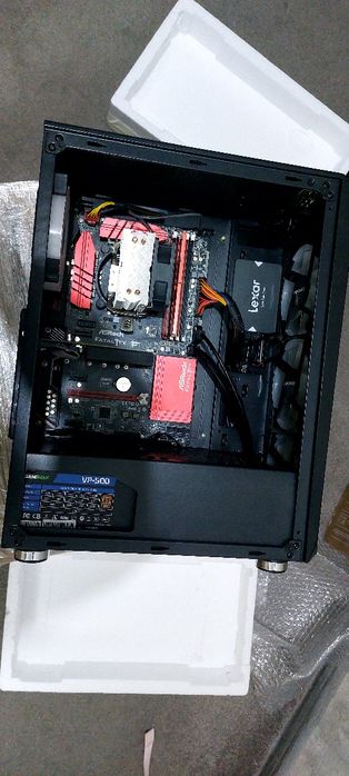 Компиютер янги ишлатилмаган йиғилган турибди.