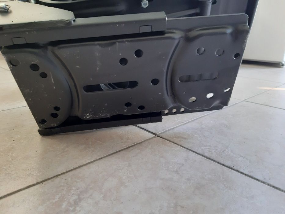 Scaun nou de tractor cu prindere universala si trpilu reglaj