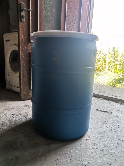 Butoaie plastic cu inel metalic
