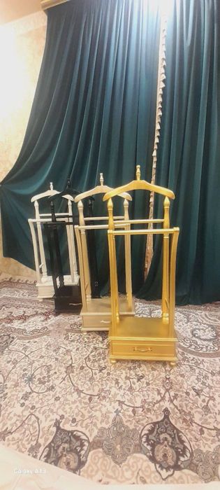 Oyoq kiyimlar uchun javonlar va kiyimlar uchun vishilkalar, prixojka