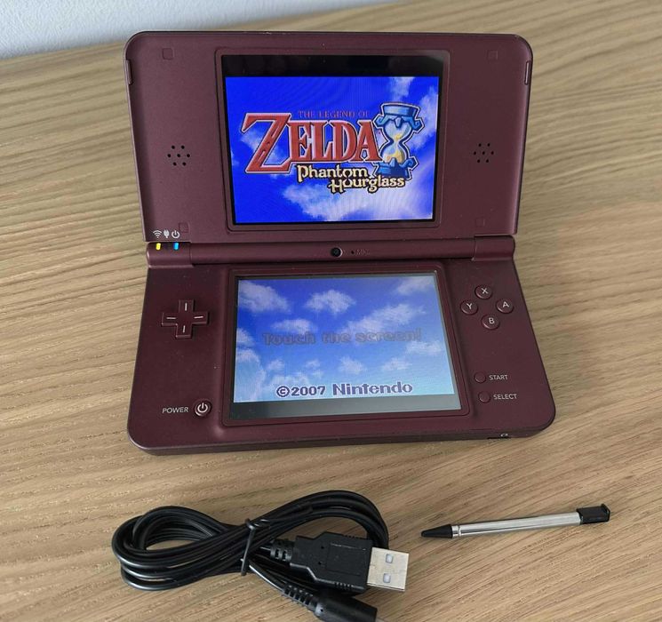 Nintendo DSi XL - WINE RED с 134 игри