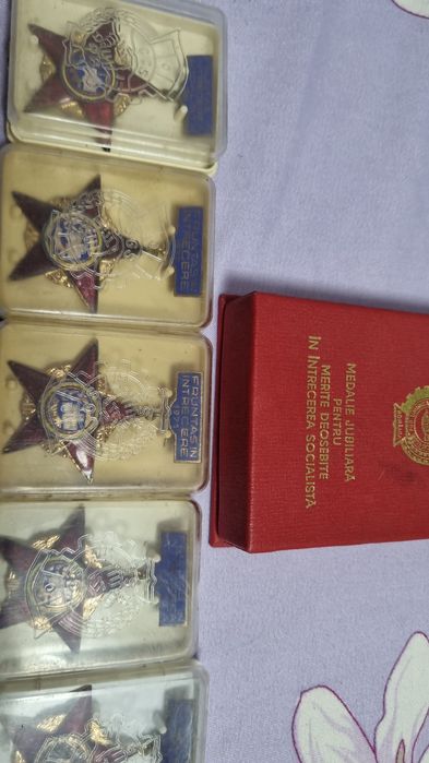 Vând insigne vechi