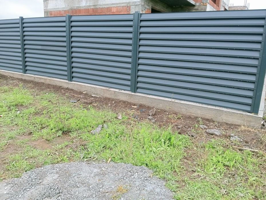 Construim garduri si porti din sipca metalica, panouri stil jaluzele,