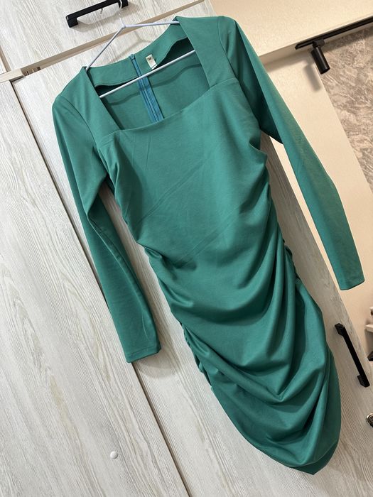 Платье изумрудного цвета