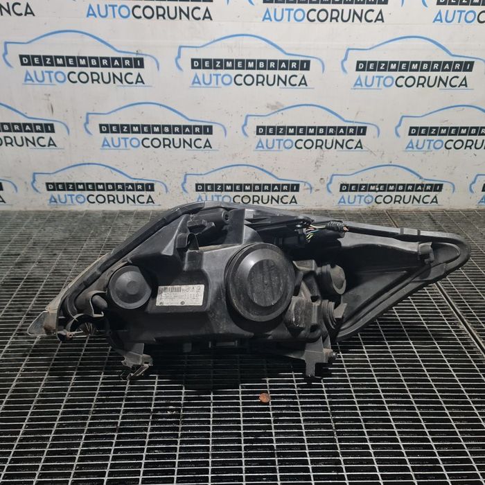 Far Dreapta Ford Kuga 2008 - 2012 SUV 4 Usi (1383) Fara xenon 8V4113W029BE