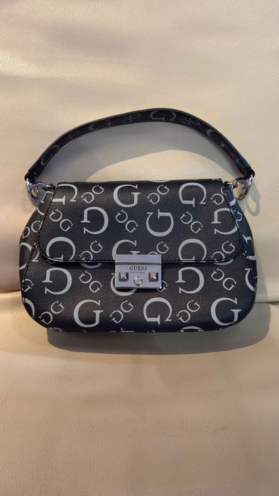 Дамска чанта GUESS