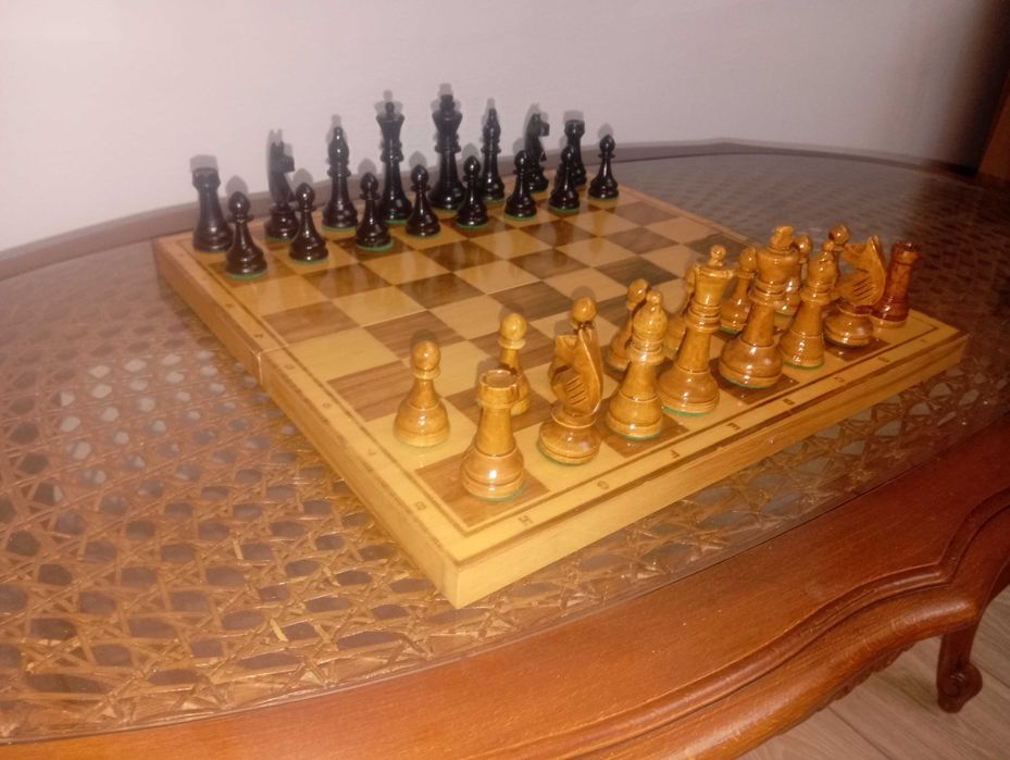 Шах с дървени фигури