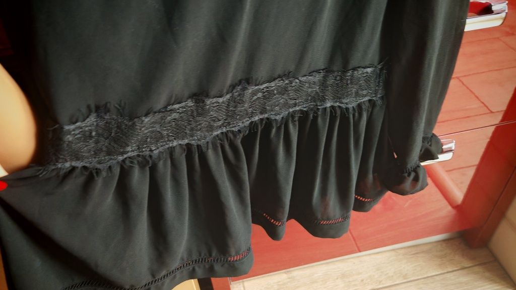 Bluza neagra cu volan și dantelă, mărimea M, Motivi,35 ron