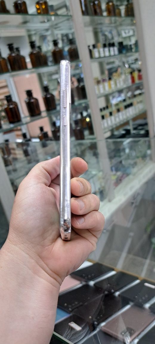 Samsung S22 Plus xotirasi 8/256GB