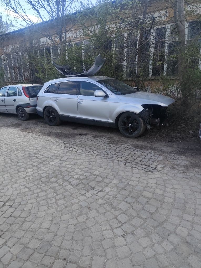 Брадава се на части джип Q7 2007 година
