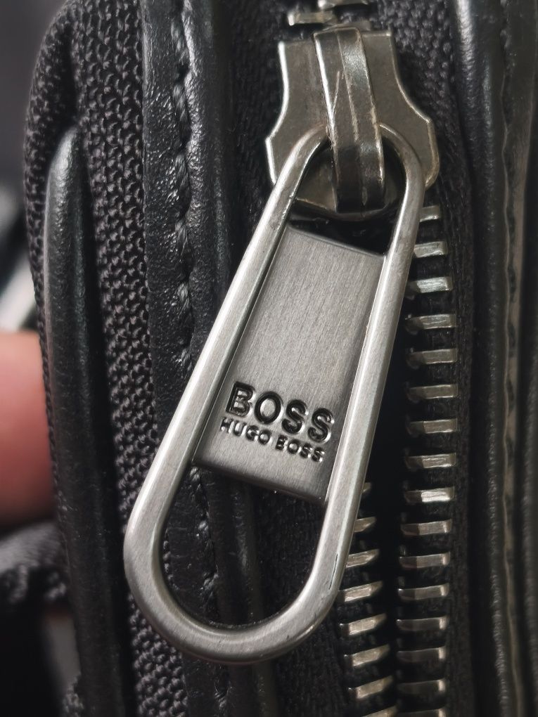 Чанта мъжка Boss за през рамо.