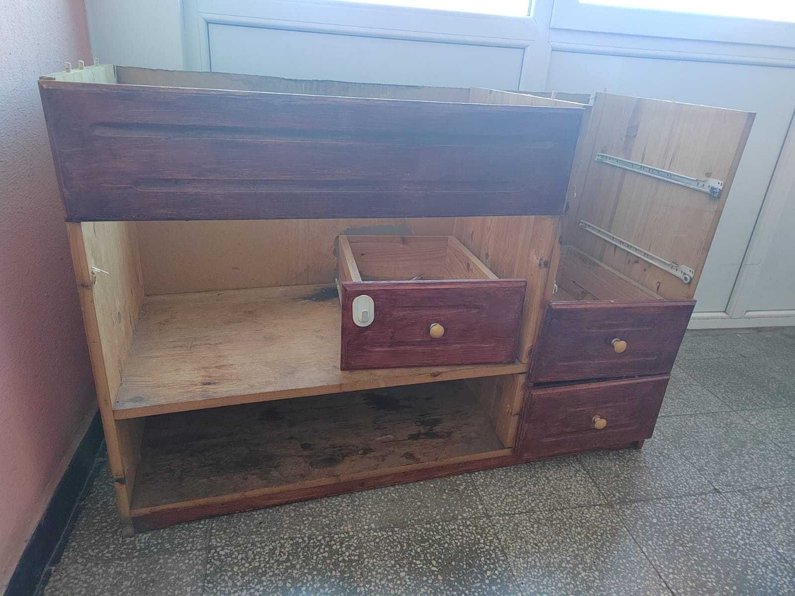 Дървен кухненски шкаф