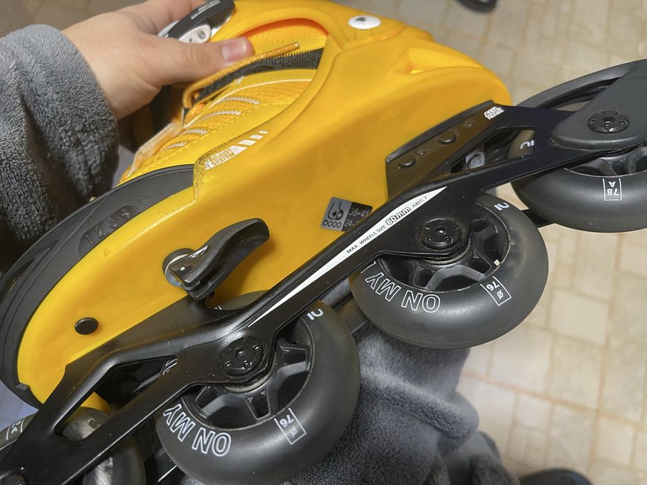 Vand role OXELO, purtate de cateva ori dupa cum se vede. Marime 38-41