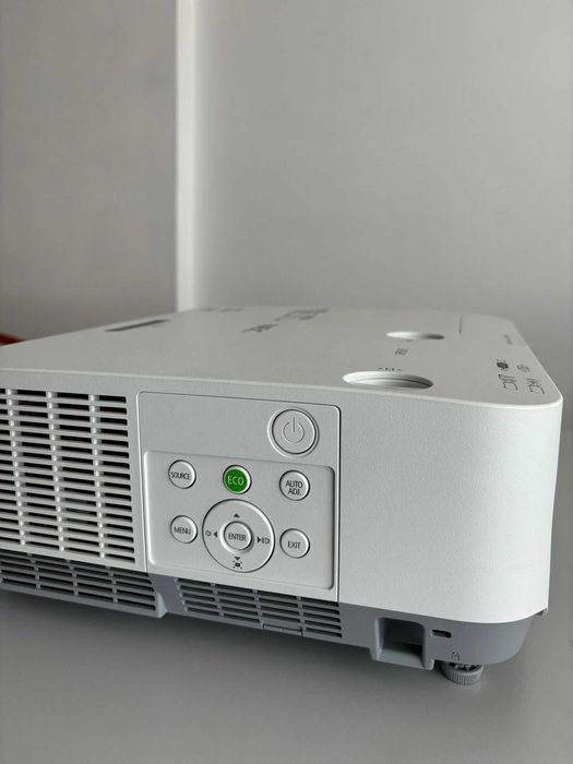 Videoproiector NEC 5000 lumeni - CA NOU