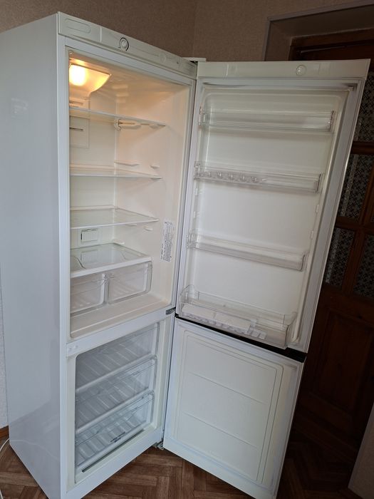 Срочно продаю холодильник Indesit 3 года гарантия есть