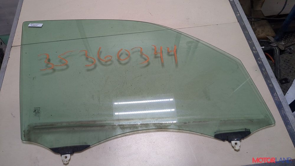 На Toyota Sequoia — Стекло.