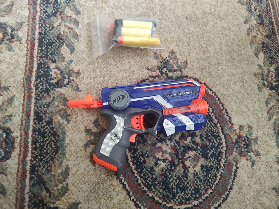 Pistol nerf cu laser+ 10 gloante de burete