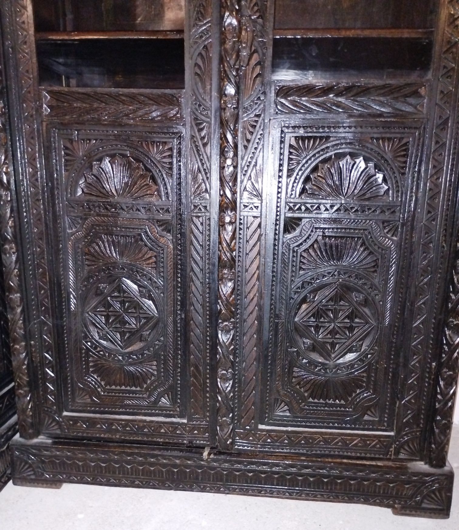Vitrină sculptată în stil Brâncovenesc