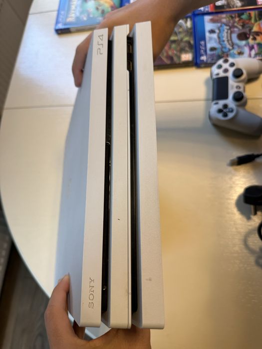 OFERTA PROMOTIONALA! PS4 Pro 1TB + 3 controllere + jocuri!