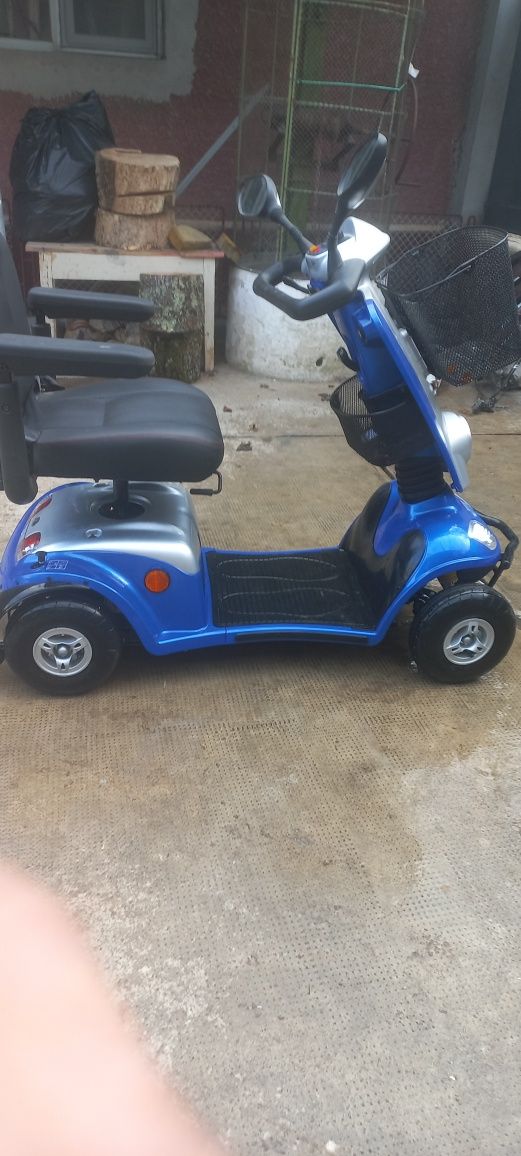 Cărucior pentru oameni cu dizabilități electric