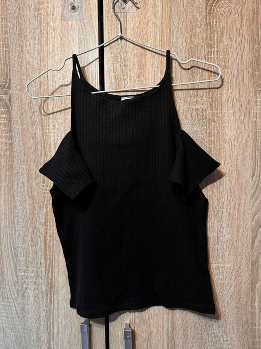 Tricou negru cu umerii decupați