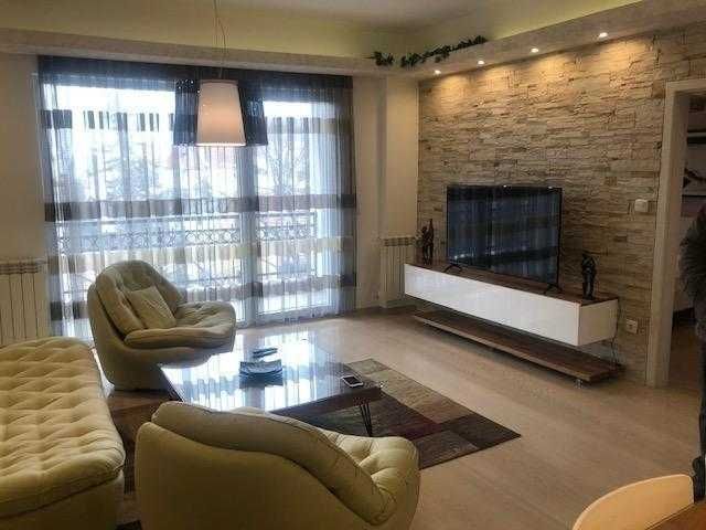 Дава се под наем Двустаен апартамент в Бургас, Център - 56 кв.м за 229.5 € - Снимка #1