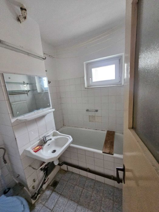 Apartament cu 4 camere,  cu centrală, etaj 1 ultracentral .