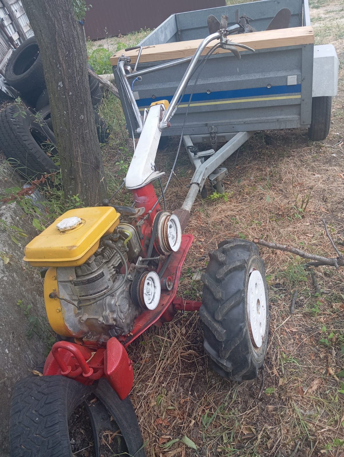 Vând motocultor cu remorca