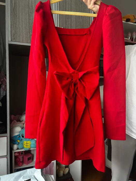 Червена рокля с гол гръб