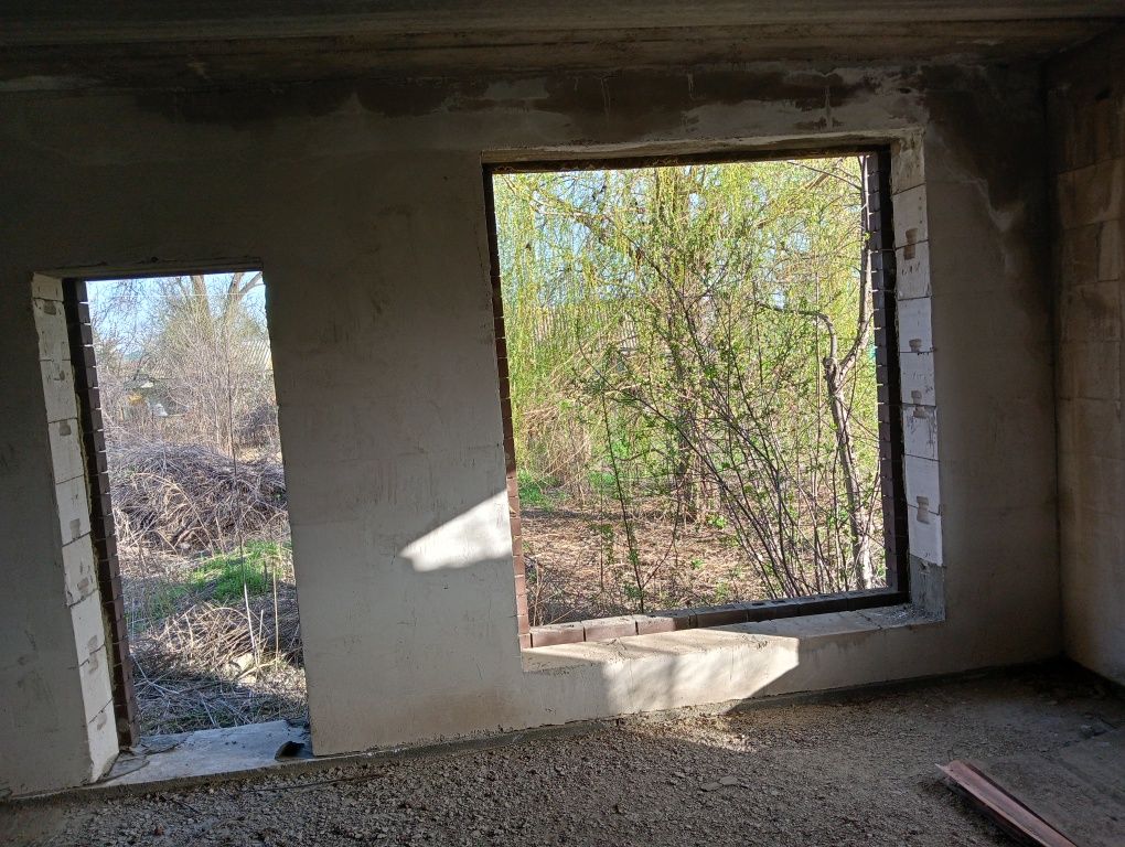 Продам не достроенный дом на дачном участке.
