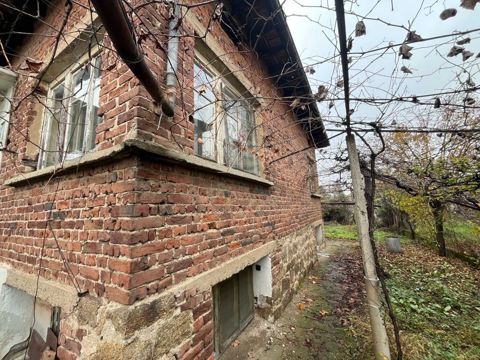 НОВА ЦЕНА!!! Продава се едноетажна къща с приземен етаж и двор