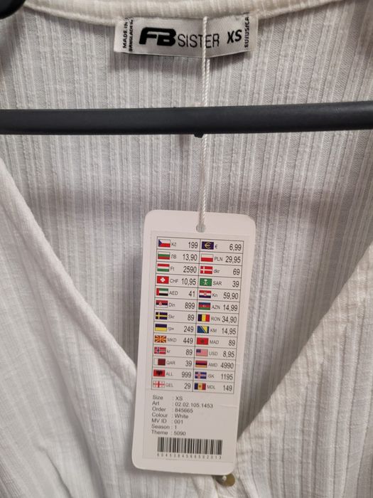 Bluză albă FB Sister, cu nasturi, stil romantic – mărimea XS