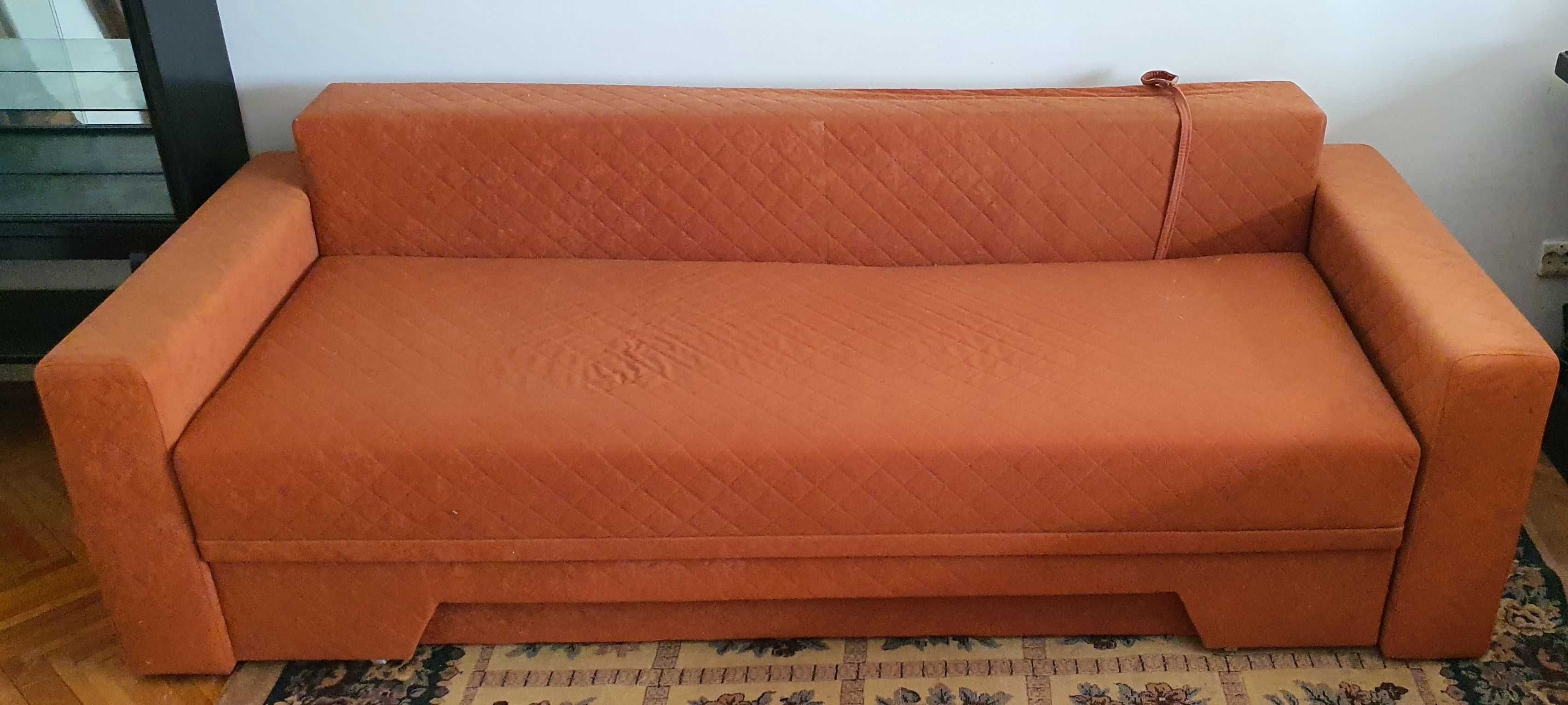 Canapea 3 locuri, extensibila, cu lada + 3 perne decorative